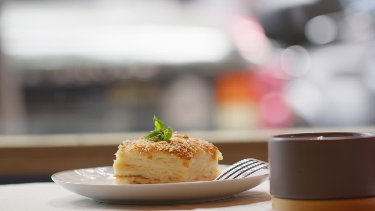 una rebanada de pastel de napoleón con café