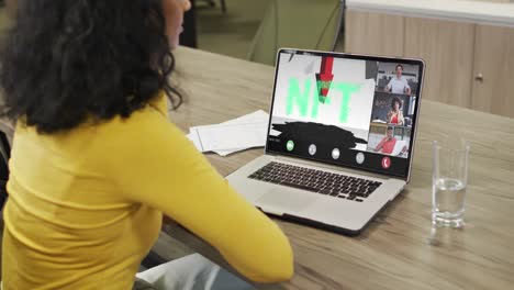 Afroamerikanische-Geschäftsfrau-Nutzt-Laptop-Für-Videoanrufe-Mit-Verschiedenen-Geschäftskollegen