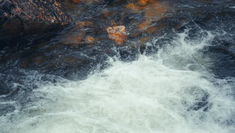 Ein-Mächtiger-Wasserschwall-Im-Seichten-Fluss