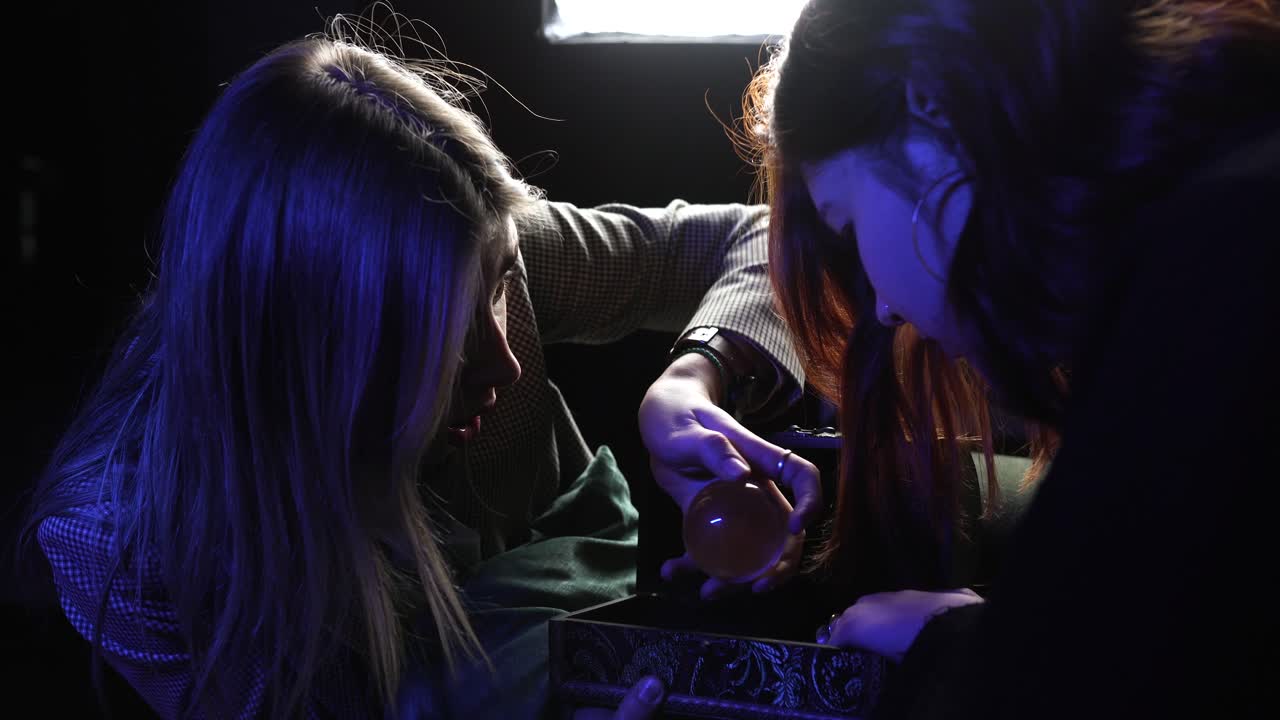 Due ragazze adolescenti scoprono segreti