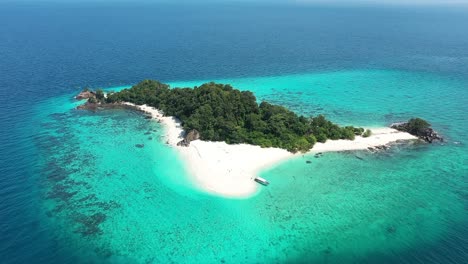 Excelente-Toma-Aérea-De-Una-Isla-Cerca-De-Ko-Lipe,-Tailandia