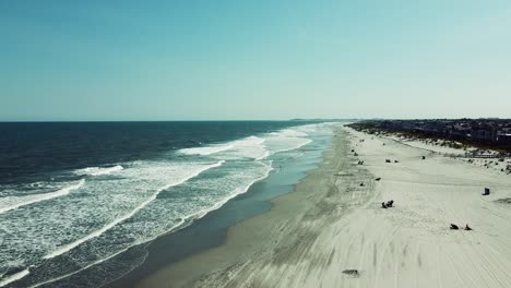 Push-in-Drohne-Schoss-Überführung-über-Weiße-Wellen,-Die-Am-Strand-In-Stoneharbor,-New-Jersey,-Zusammenbrechen