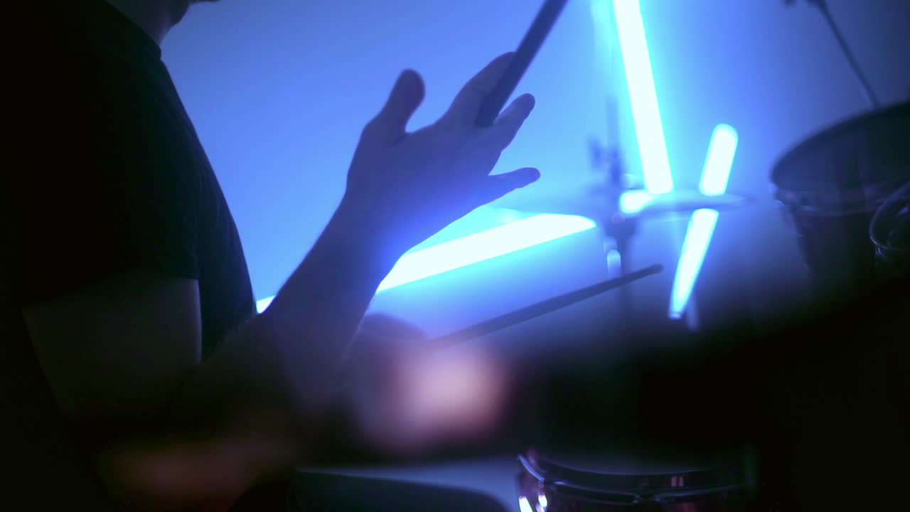 músico tocando tambores y címbalos en un concierto