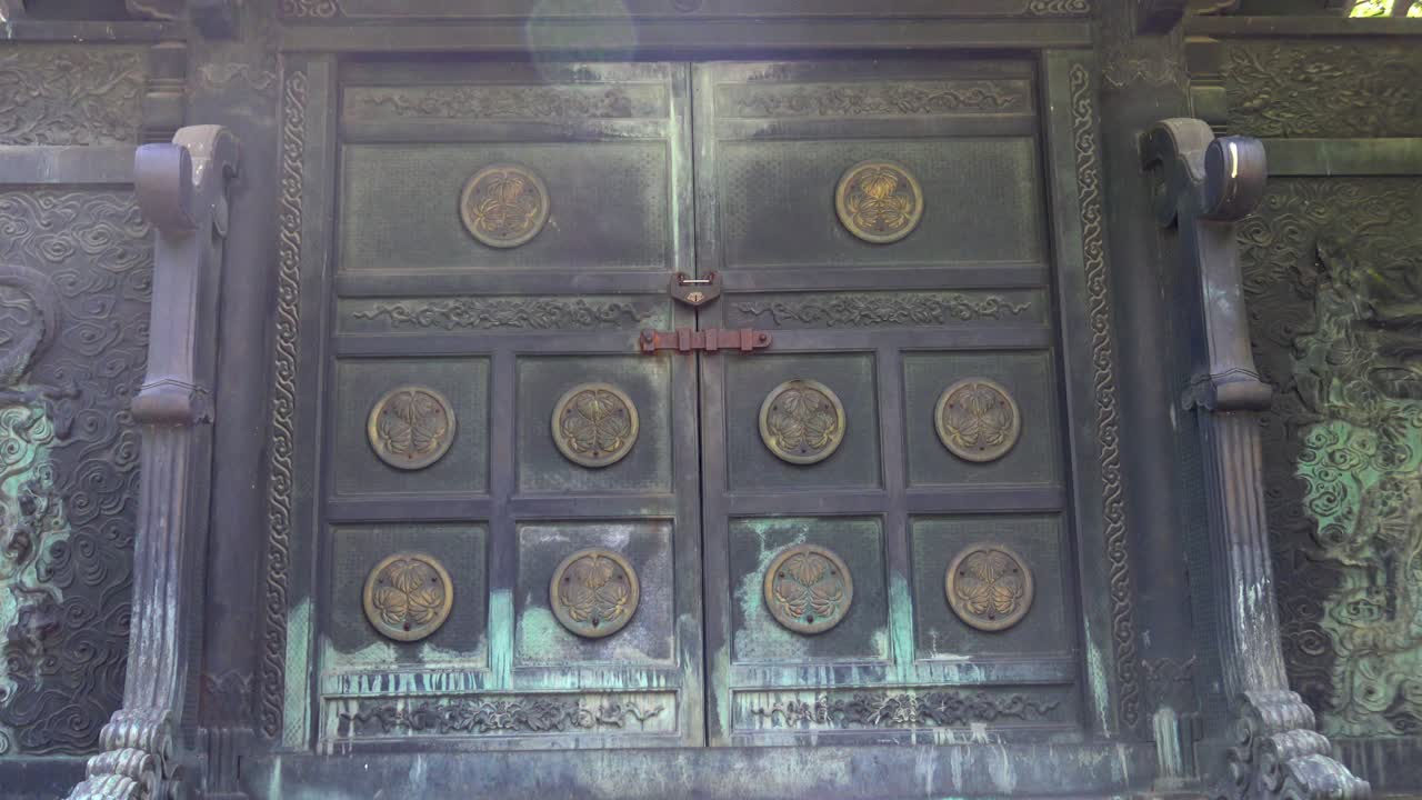 클로즈업, 조조지 사원 무덤 게이트의 전망