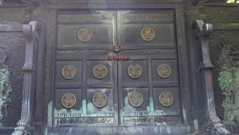 Close-up,-The-view-of-the-Zojo-ji-Temple-tombs-gate