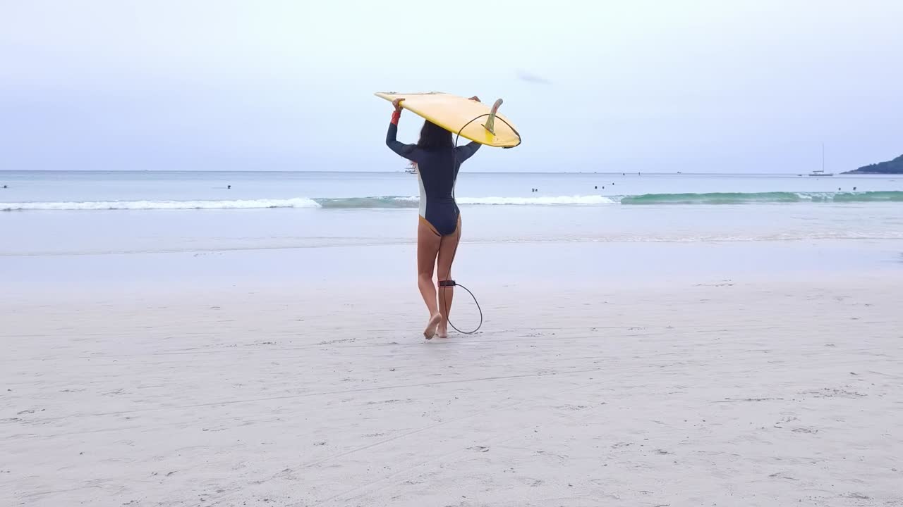 해변에서 서핑하는 여자