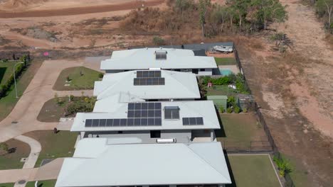 Paneles-Solares-En-El-Techo-De-Las-Casas-En-Un-Nuevo-Suburbio