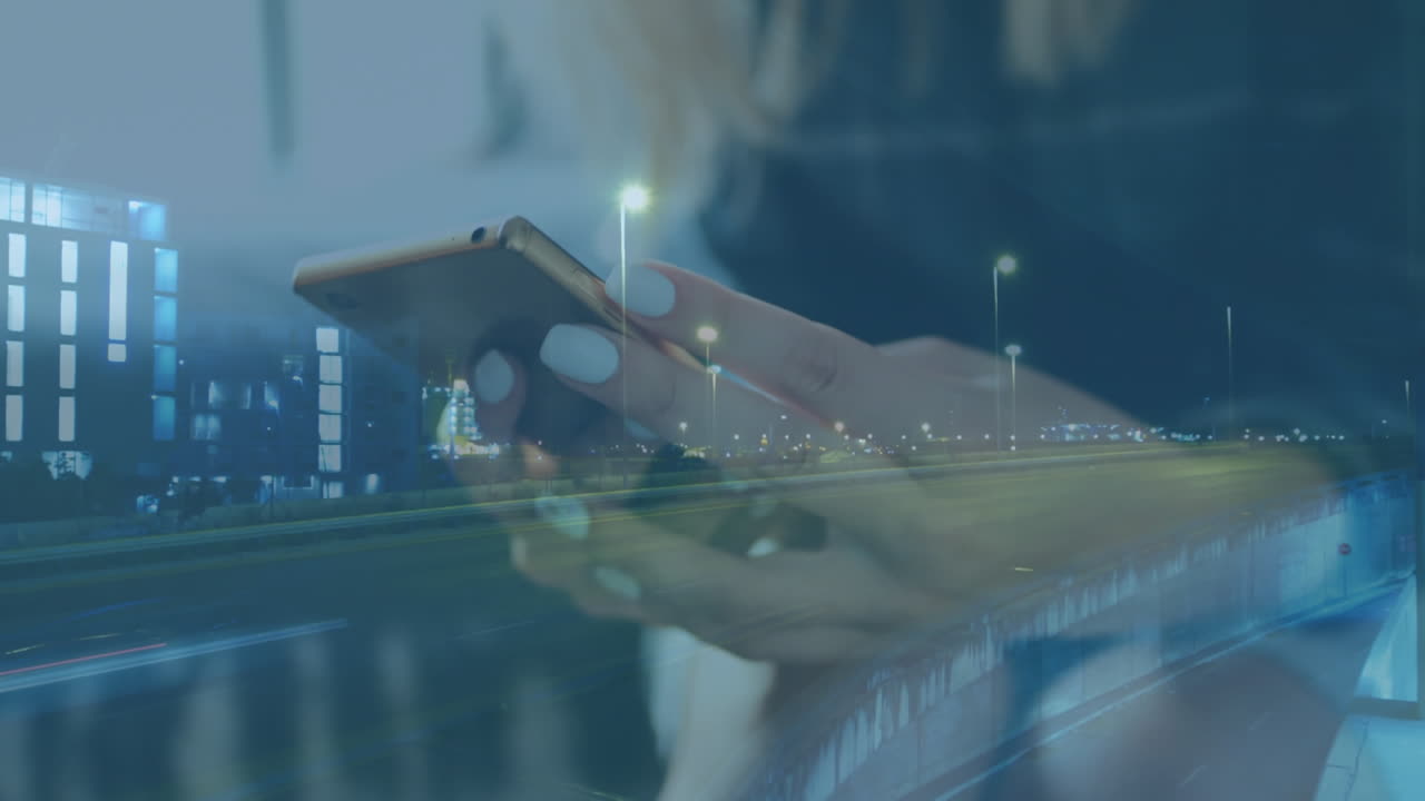 mujer usando el teléfono inteligente y el tráfico