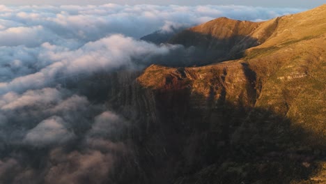 Wolken-Rollen-über-Berggipfel-Bei-Sonnenuntergang-In-Genua,-Ligurien,-Italien,-Luftaufnahme