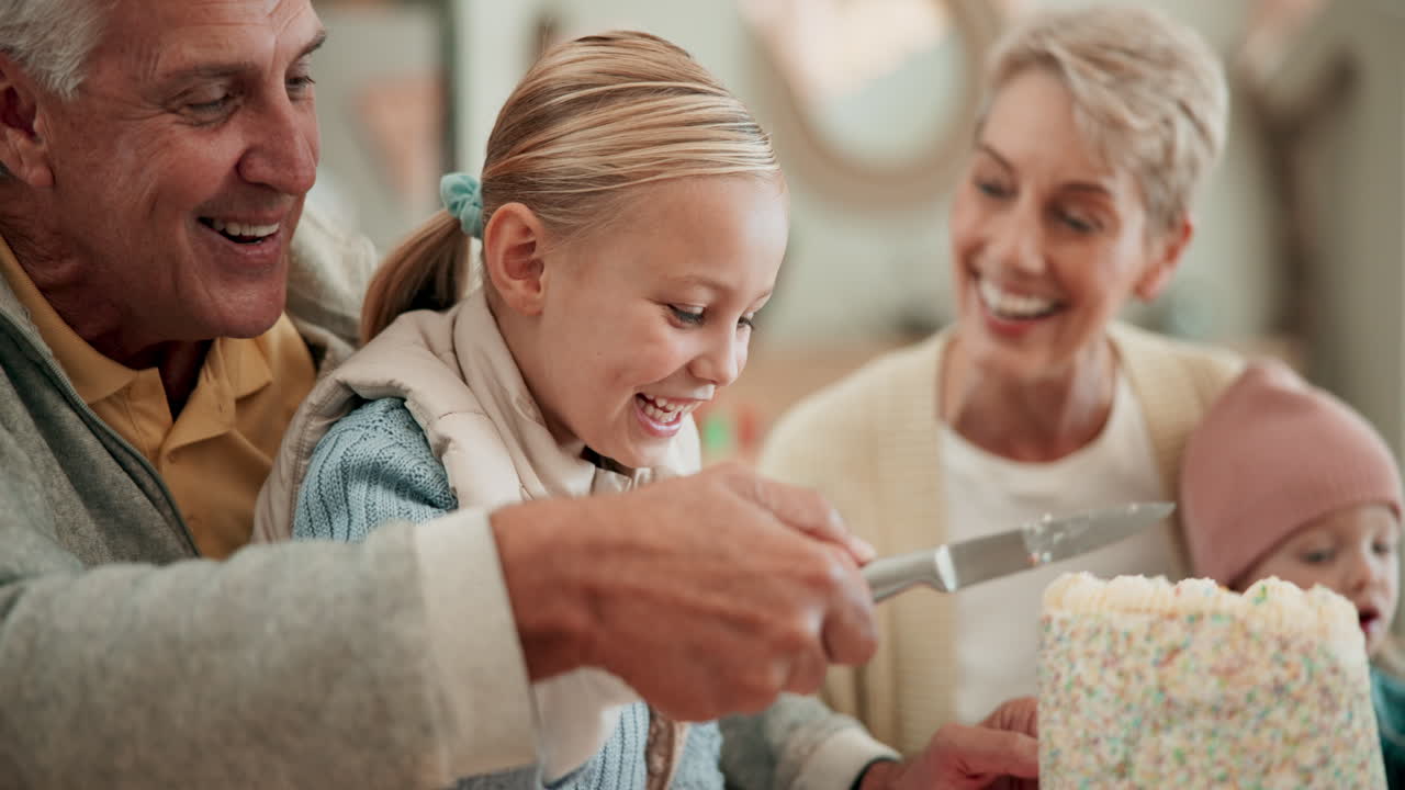 아이, 생일 케이크와 축하하기 위해 흥분