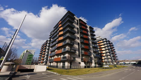 panorámica a un nuevo edificio con terrazas en una tranquila zona residencial de la ciudad europea en un día soleado