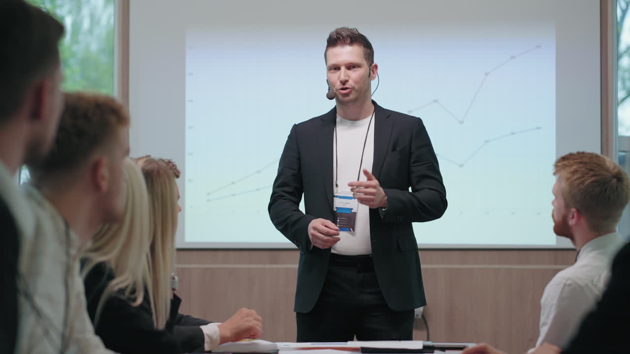 el jefe de la compañía está hablando delante de los jefes de departamento y los principales especialistas de la reunión de negocios