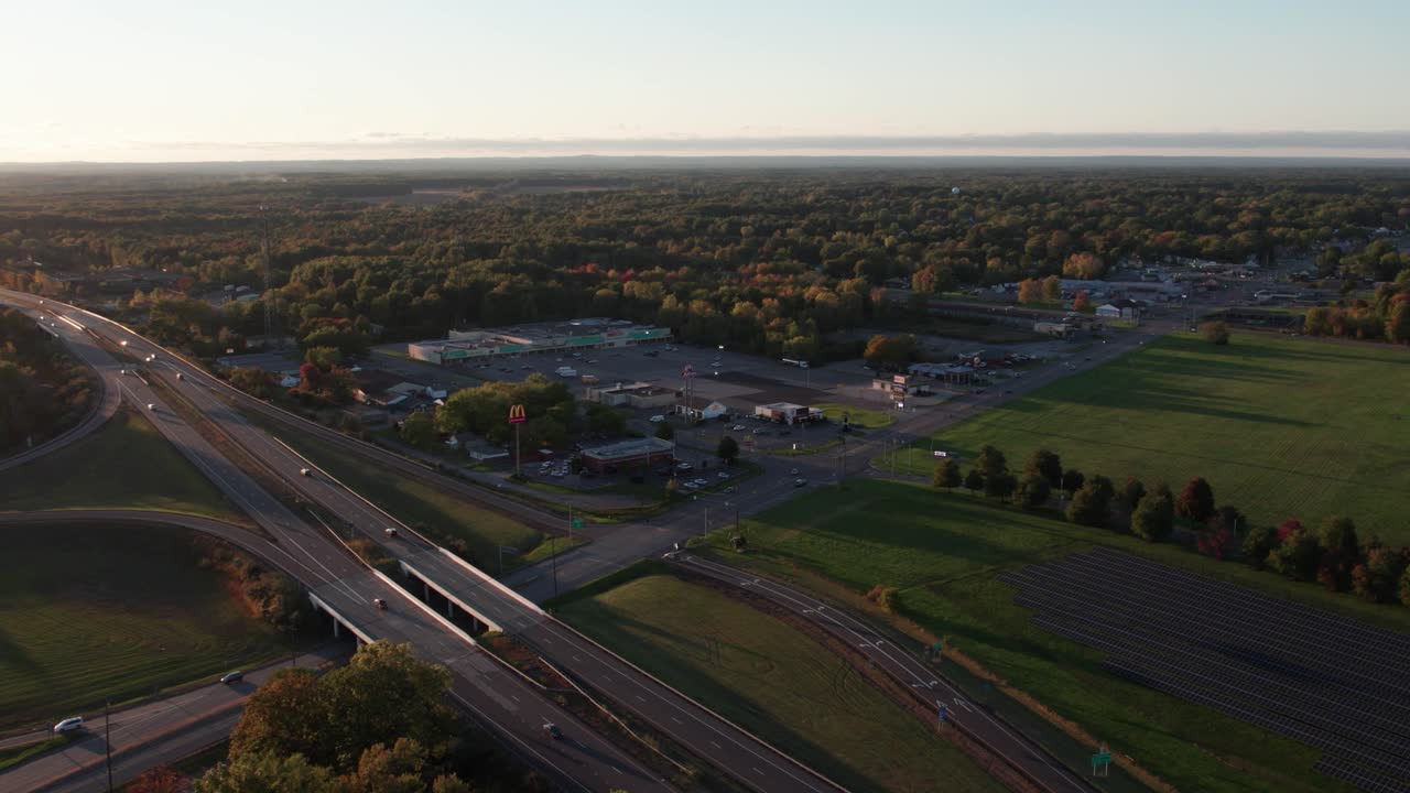 차량 교차로에서 공중 드론 촬영, 일몰 시 차량 이동과 함께 다리를 따라 교통 이동