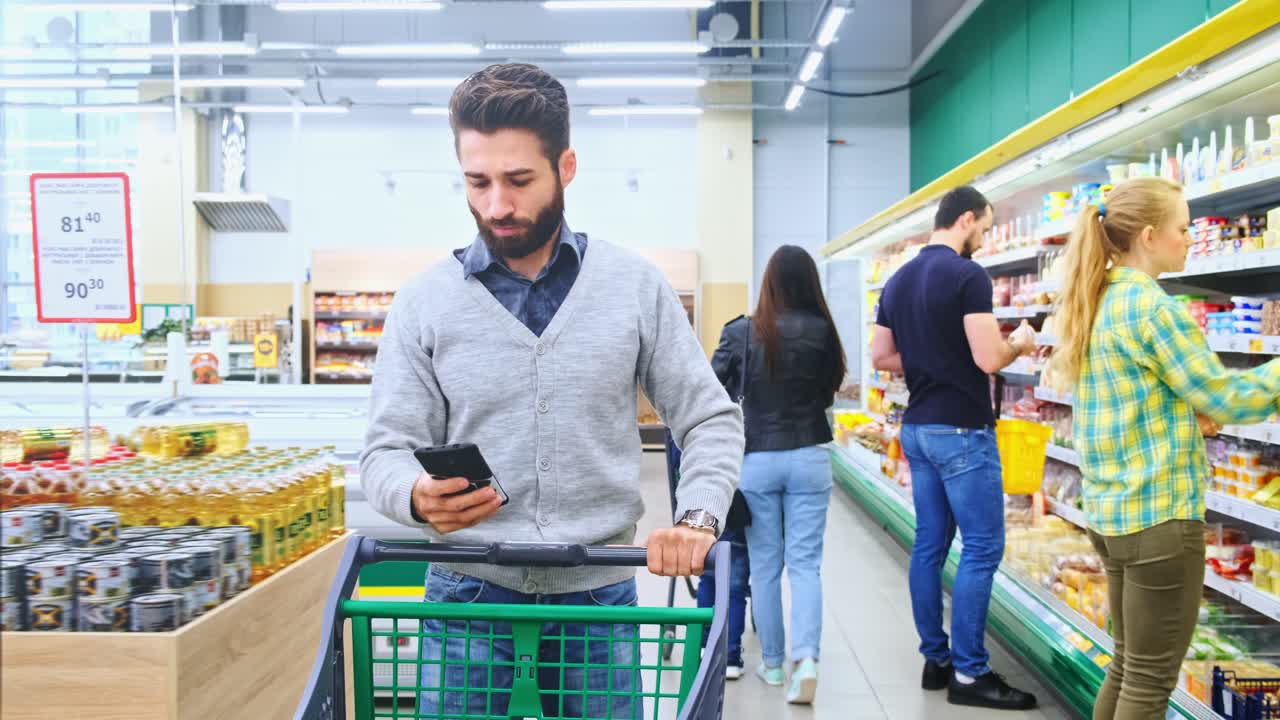 Persone che fanno acquisti in un negozio di alimentari