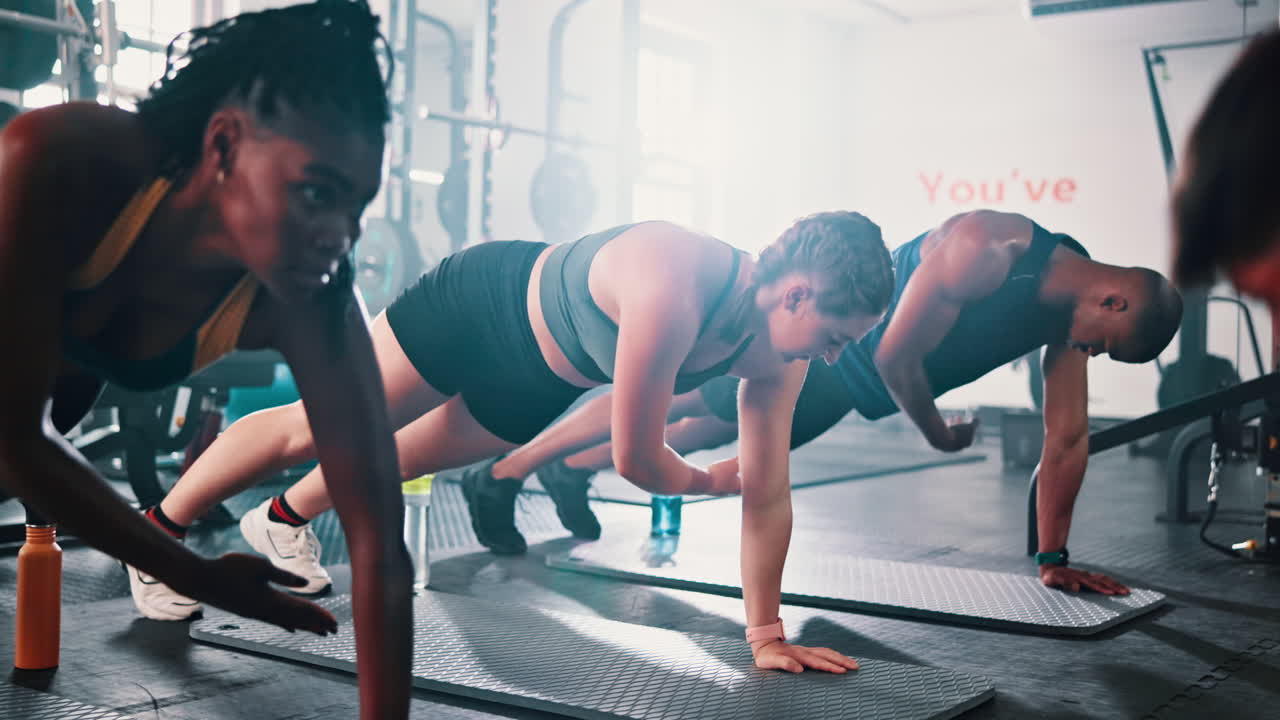 다양한 그룹이 체육관에서 보드를 하고 있습니다.