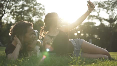 Außenporträt-Von-Zwei-Freundinnen,-Die-Ein-Selfie-Mit-Einem-Smartphone-Machen