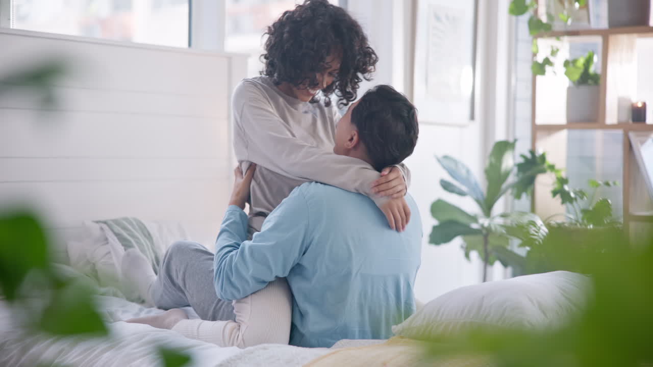 Abbraccio, letto di casa e bacio di coppia con amore