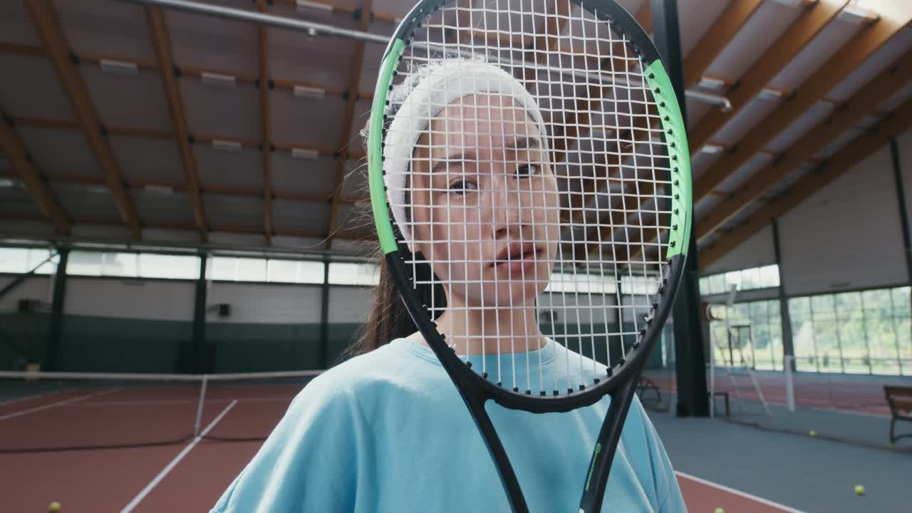 실내에서 테니스를 하는 여자