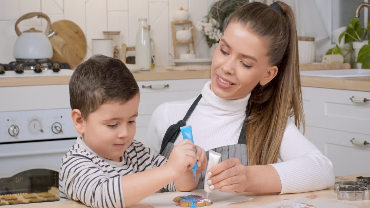 madre y hijo decorando galletas de pan de jengibre