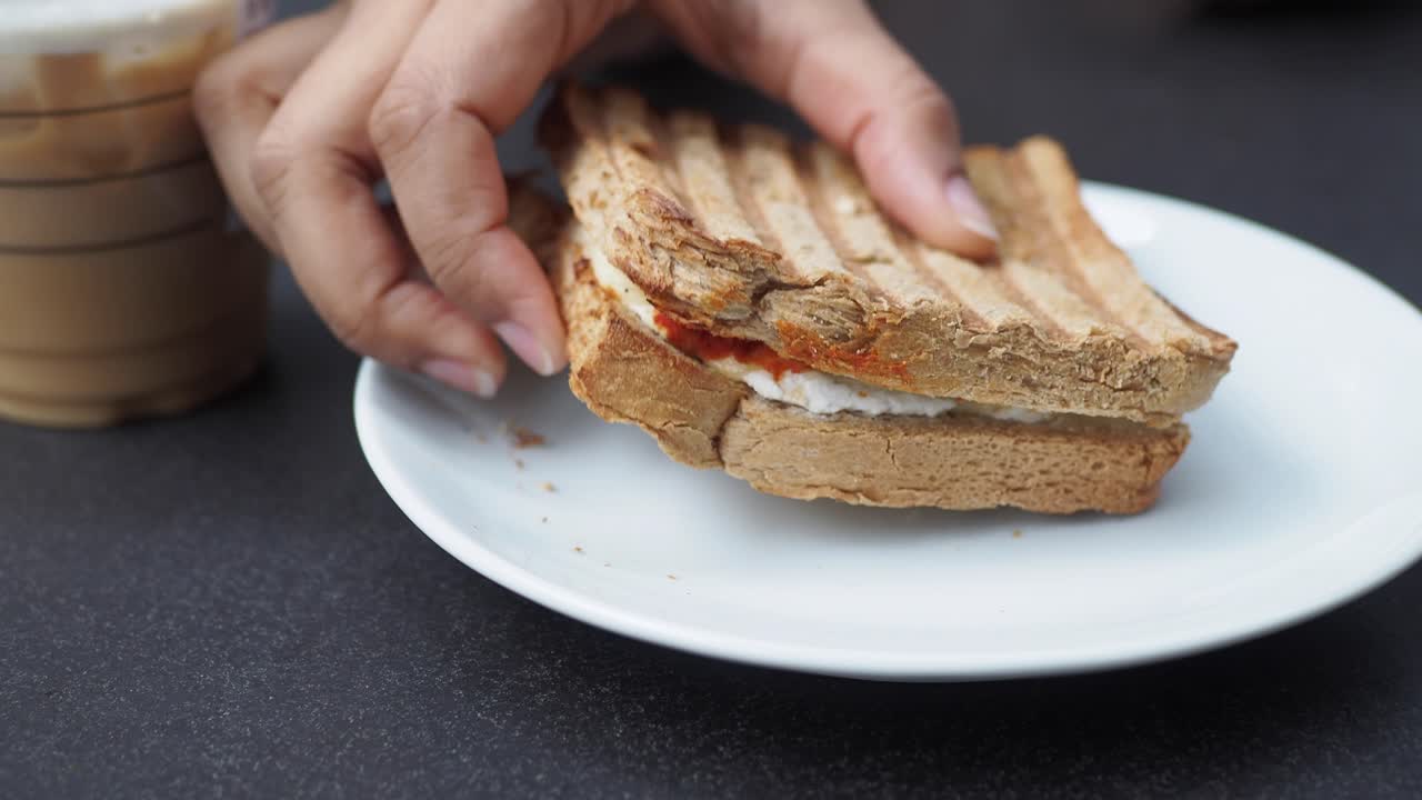 은 소스 와 얼음 커피 를 넣은 그릴 치즈 샌드위치 의 클로즈업