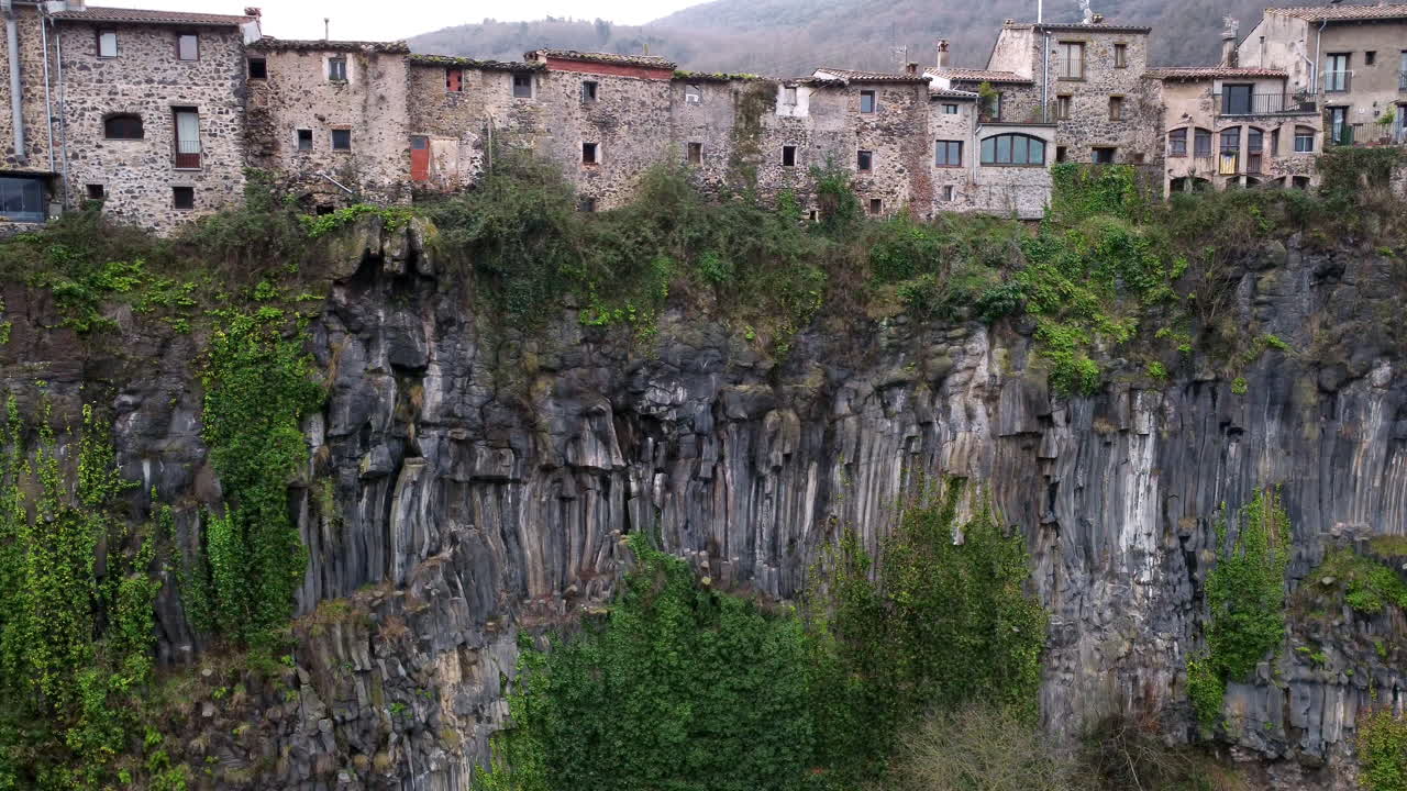 san felíu de guixols, catalonia, spain의 절벽에 있는 집들의 공중 전망