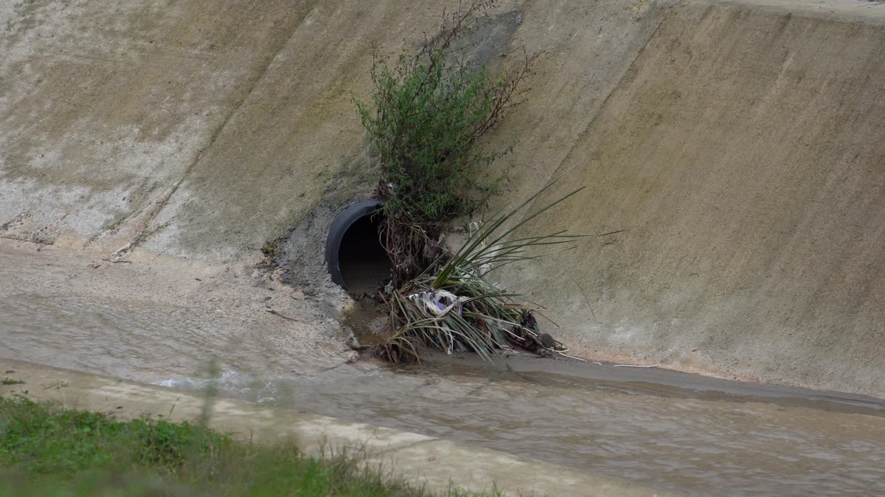 tubería de alcantarillado de la zona residencial de la ciudad que fluye agua contaminada hacia el canal