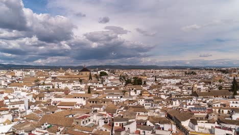 Lapso-De-Tiempo-De-Nube-En-Movimiento-Lento-Sobre-La-Típica-Ciudad-Española-De-Tamaño-Medio