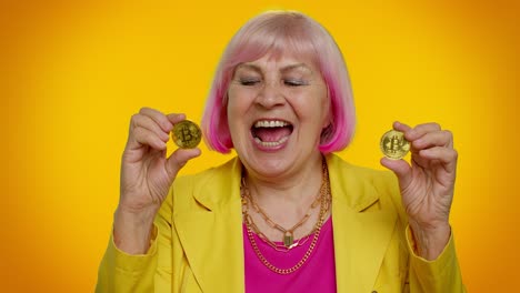 anciana abuela elegante que muestra bitcoins dorados, tecnología de minería de inversión en criptomonedas