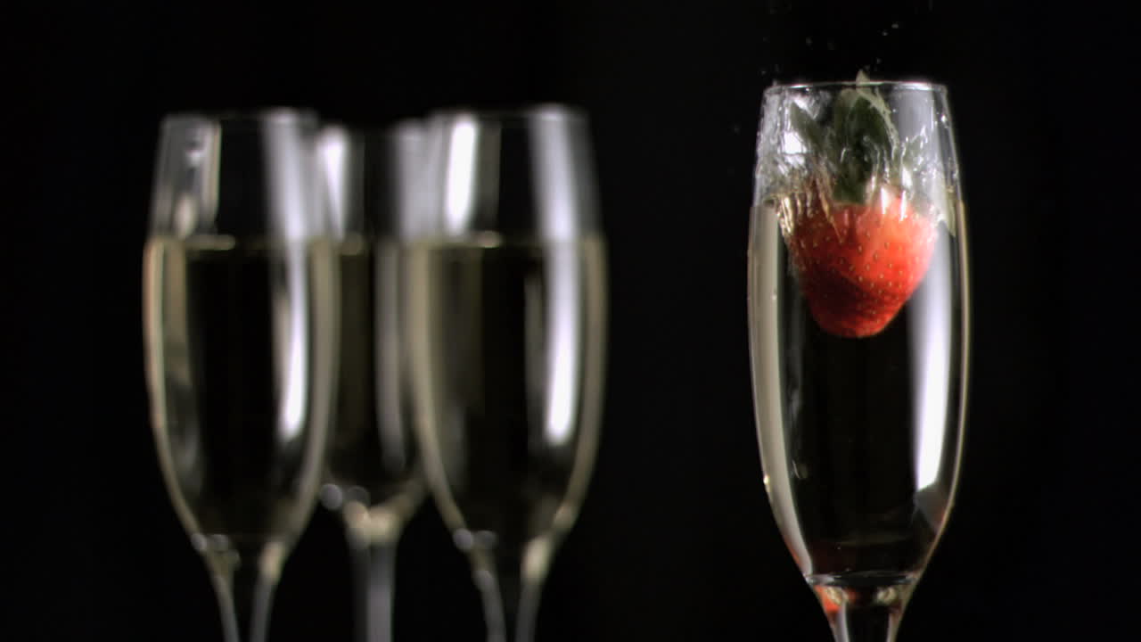 초 느린 동작으로 다이빙하는 딸기