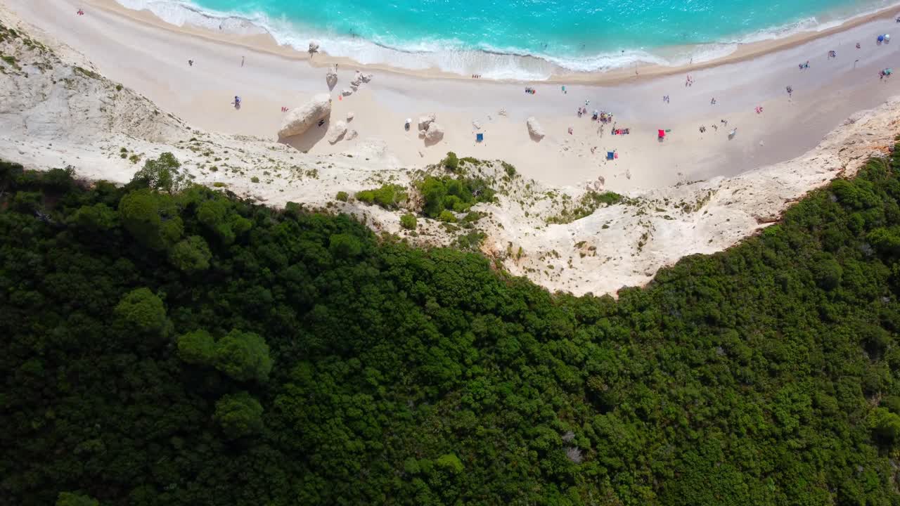 взгляд с воздуха на пляж порто-катсики в лефкаде с бирюзовой морской водой и зеленой растительностью