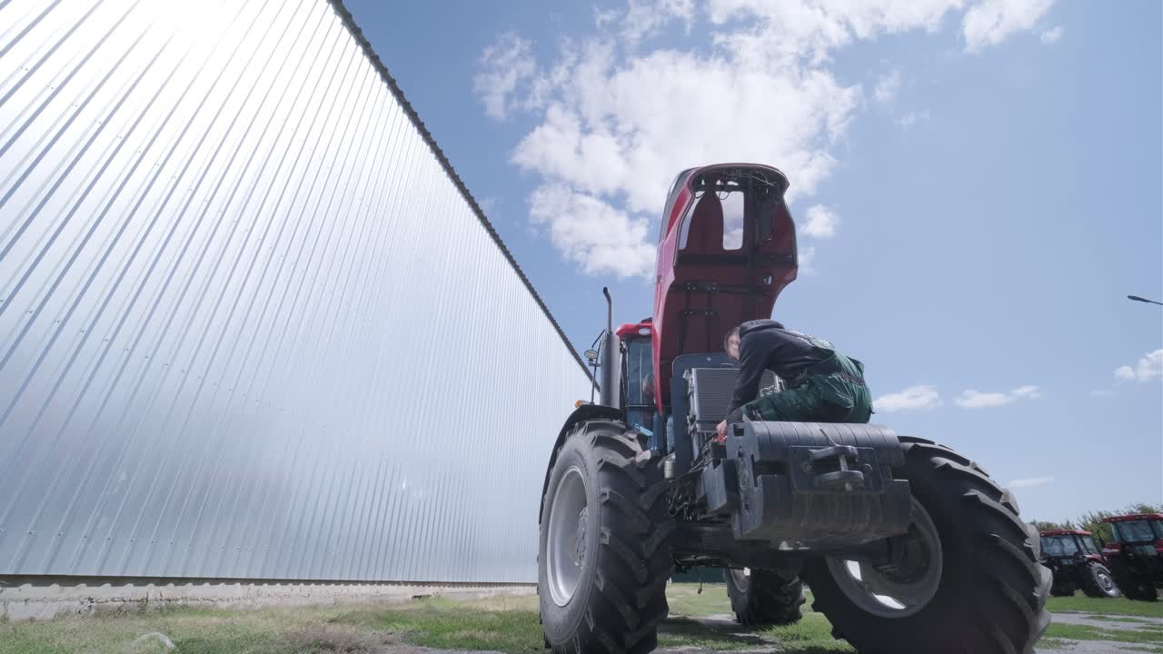 농부 기계 수리 트랙터, 개방 트랙터 후드, 엔진, 수리 농업 기술