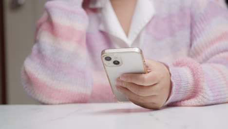 mujer de mano usando teléfono inteligente en la mesa para el concepto de redes sociales