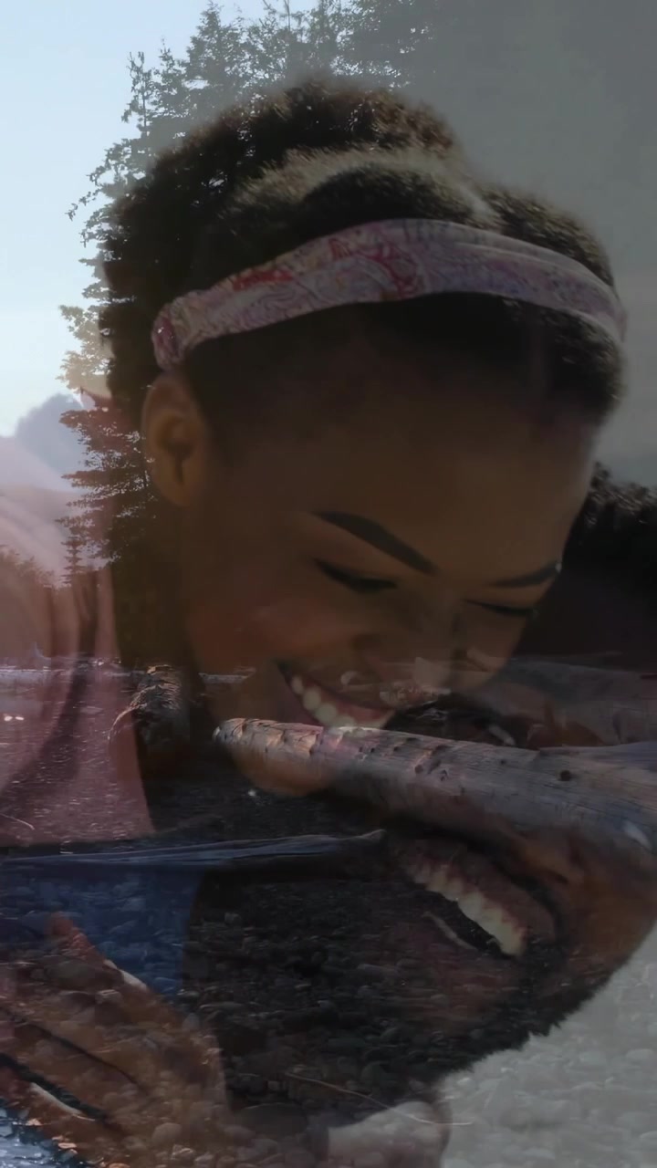 Uomo che appare da sinistra, donna che appare accanto a lui, che si fondono con la costa, abbracciandosi per il marketing