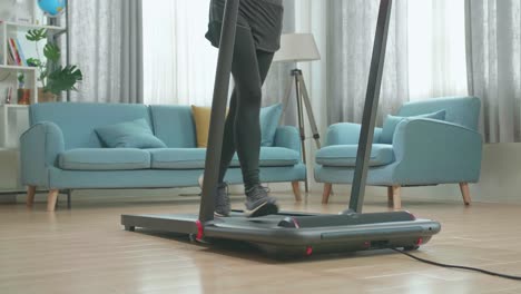 mujer haciendo ejercicio en una cinta de correr en casa