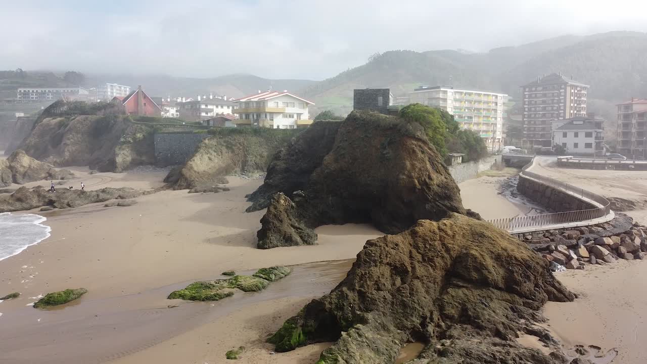 안개 낀 날 바스크 지방 바키오 해변의 공중 무인 항공기 전망