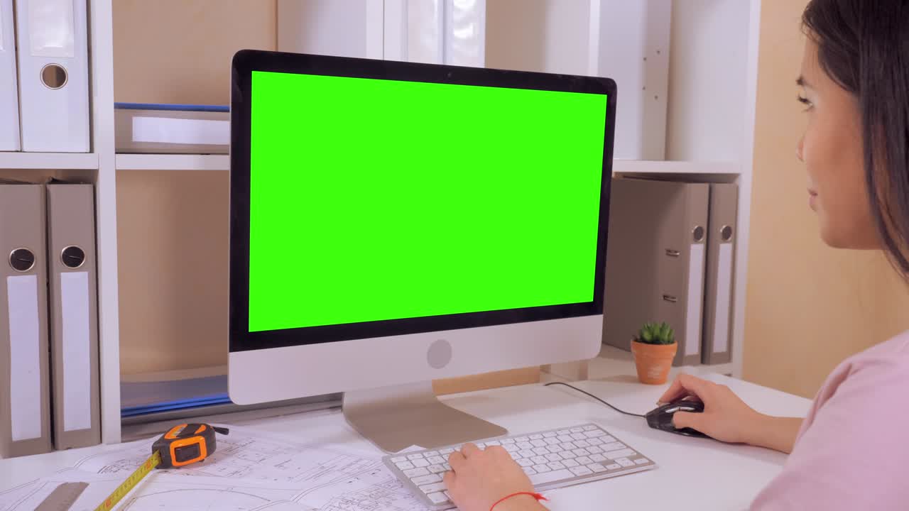 arquitecto escribiendo en la computadora