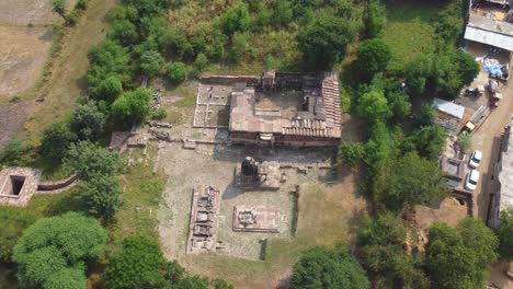 Toma-Aérea-De-Drones-De-Antiguos-Templos-Hindúes-Shiv-Y-Monasterio-Terai-Con-Pozo-Escalonado-En-Shivpuri-De-Madhya-Pradesh,-India