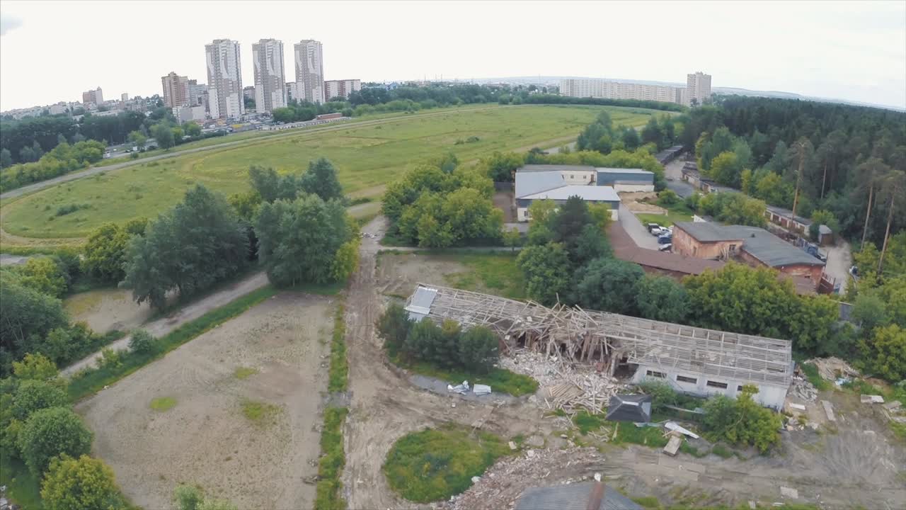 воздушный вид городского ландшафта с местом сноса