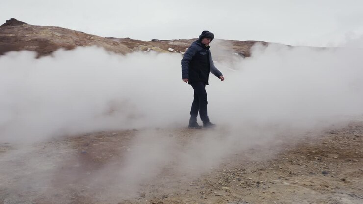 Aspetto cinematografico di una densa nuvola di vapore bianca con vento forte, Islanda