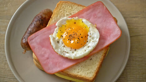 Pan-Casero-Queso-Tostada-Jamón-Y-Huevo-Frito-Con-Salchicha-De-Cerdo-Para-El-Desayuno