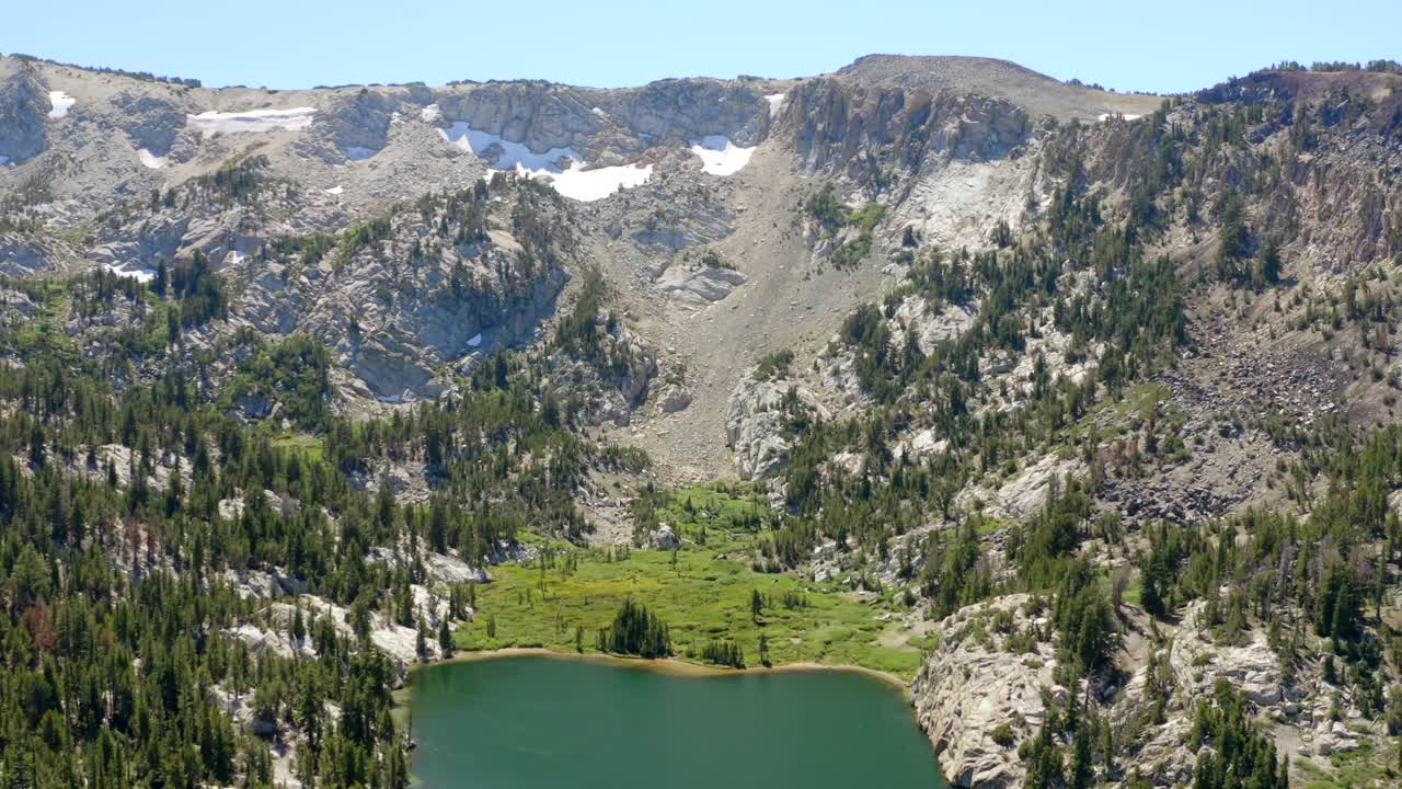 аэрофотосъемка кристального озера и его снежных гор летом, мамонтовых озер в 4k