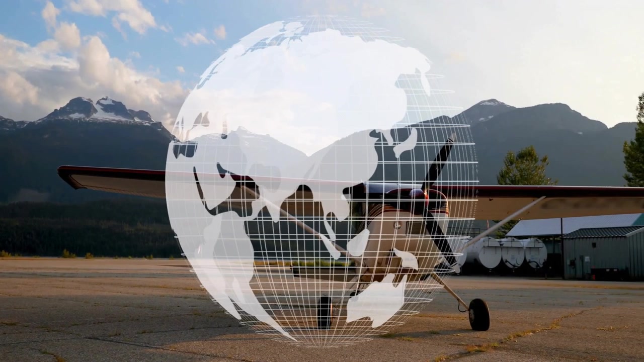 Al inicio, un globo terráqueo cuadriculado emerge sobre un avión de hélice estacionado, girando hacia el este para ilustrar el alcance global.