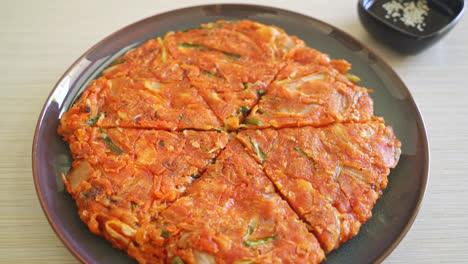 Panqueque-De-Kimchi-Coreano-O-Kimchijeon---Huevo-Mixto-Frito,-Kimchi-Y-Harina---Estilo-De-Comida-Coreana