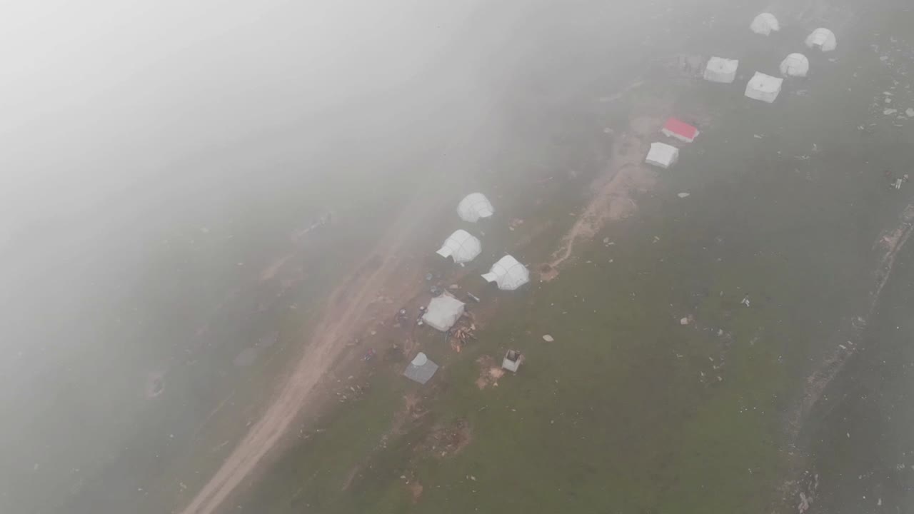 안개로 뒤덮인 파키스탄의 개코원숭이 계곡 카슈미르의 오버헤드 샷과 트레커들이 휴식을 취할 수 있도록 여러 개의 텐트가 설치되었습니다.