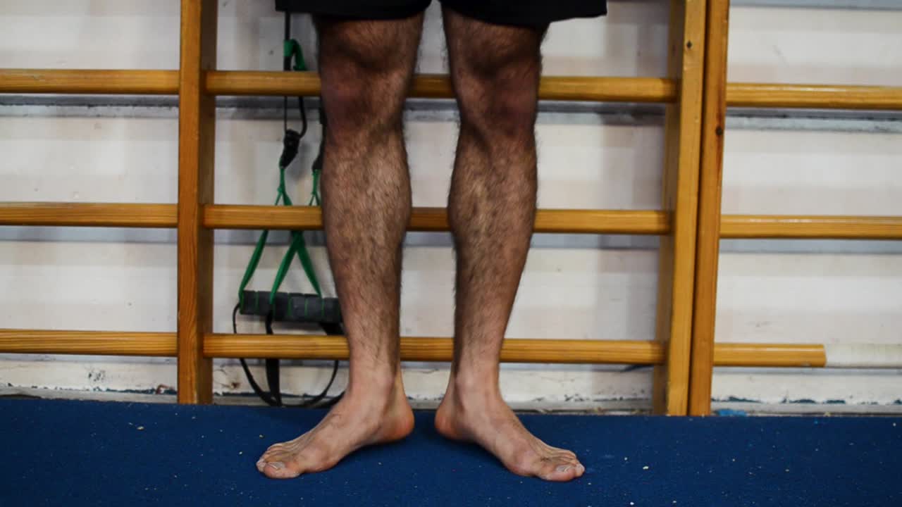 체조 피트니스 요소를 기반으로 한 발목 운동의 스틸 샷