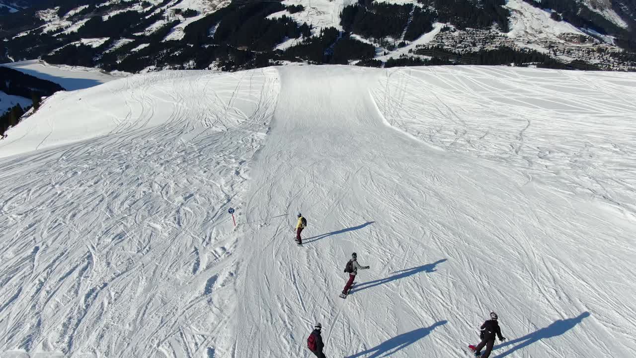 드론이 따라가는  빈 피스트에 있는 네 명의 스노우보더
