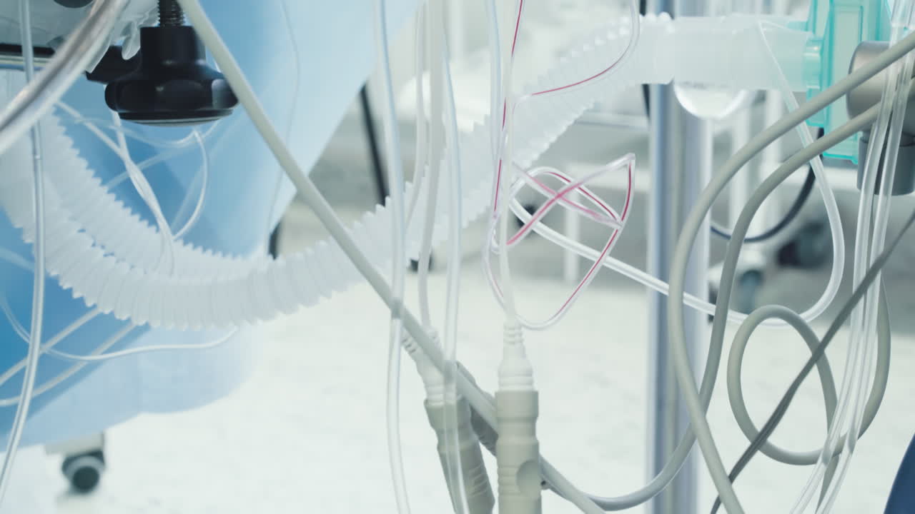 tubos de máquina cardiopulmonar. equipo médico esencial para mantener el funcionamiento adecuado del corazón y los pulmones durante la cirugía en sala de operaciones
