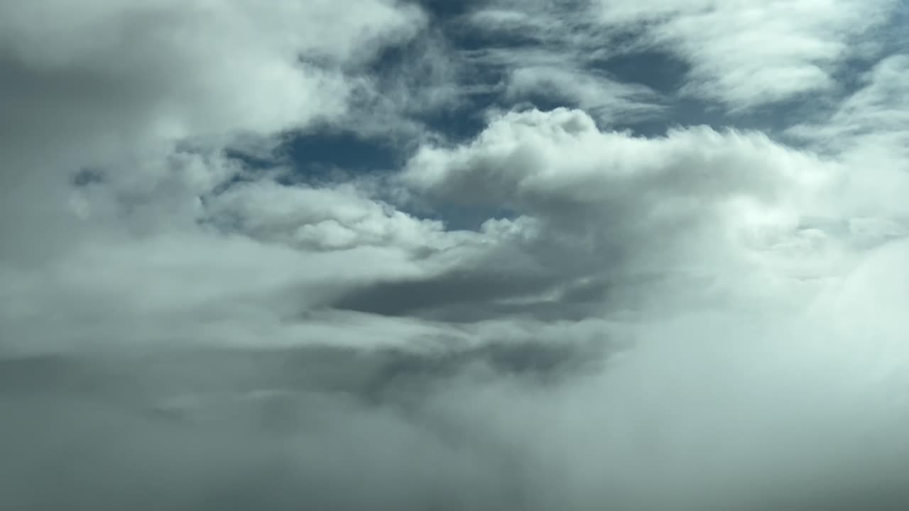 povscape de nubes, perspectiva del piloto tomada en un vuelo en tiempo real a través de un cielo parcialmente nublado