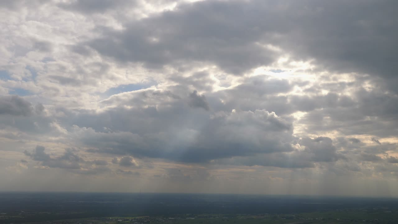 vuelo en nubes oscuras tormentosas en 4k cámara lenta 60 fps