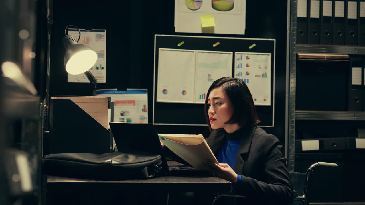 agente in sedia a rotelle che legge dichiarazioni di testimoni e file classificati